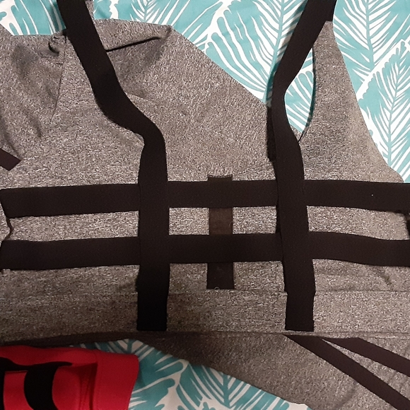 Matching workout pants and sport bras - Picture 3 of 6